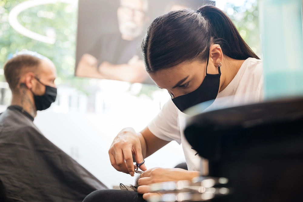 perfekte-haarpracht-mit-ma-gefertigten-peruecken